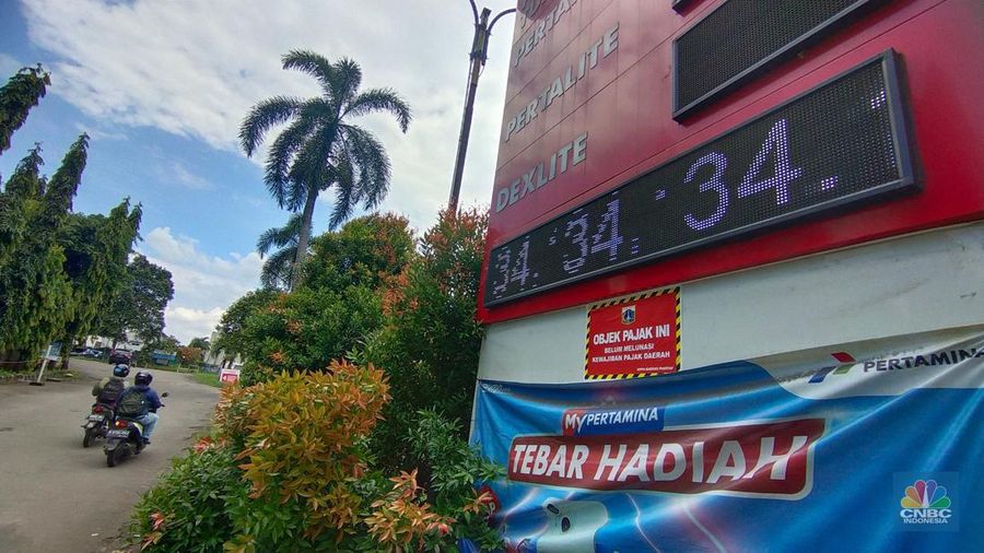 Pengendara mengisi Bahan Bakar Minyak (BBM) di SPBU Mampang Prapatan Raya, Jakarta, Kamis (5/1/2023). Maraknya penjualan Stasiun Pengisian Bahan Bakar Umum (SPBU) menjadi fenomena yang muncul di awal 2023 ini. (CNBC Indonesia / Tri Susilo)