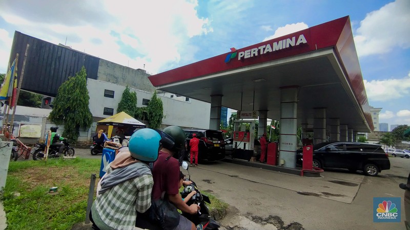 Maraknya penjualan Stasiun Pengisian Bahan Bakar Umum (SPBU) menjadi fenomena yang muncul di awal 2023 ini. Pengendara mengisi Bahan Bakar Minyak (BBM) di SPBU Mampang Prapatan Raya, Jakarta, Kamis (5/1/2023). Maraknya penjualan Stasiun Pengisian Bahan Bakar Umum (SPBU) menjadi fenomena yang muncul di awal 2023 ini. (CNBC Indonesia / Tri Susilo)