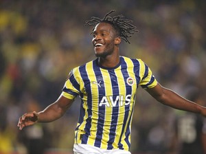 Ricuh di Liga Turki, Eks Striker Chelsea Tendang Suporter Lawan
