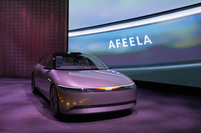 Mobil prototipe kendaraan listrik Afeela yang merupakan patungan antara Sony dan Honda Mobil prototipe kendaraan listrik Afeela yang merupakan perusahaan patungan antara Sony dan Honda dipamerkan saat konferensi pers Sony sebelum dimulainya acara teknologi CES di Las Vegas, Rabu (4/1/2023). Afeela yang merupakan mobil listrik produksi pertama perusahaan patungan Sony - Honda akan mulai dijual pertama kali di AS pada tahun 2026, kemudian Jepang dan Eropa di kemudian hari. Preorder dikatakan dibuka pada tahun 2025. (AP Photo/John Locher)
