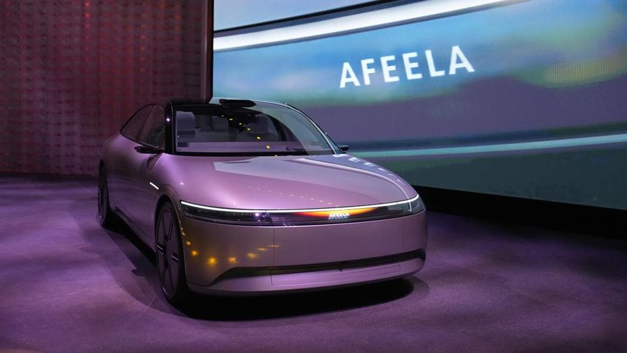 Mobil prototipe kendaraan listrik Afeela yang merupakan perusahaan patungan antara Sony dan Honda ditampilkan selama konferensi pers Sony sebelum dimulainya acara teknologi CES di Las Vegas, Rabu (4/1/2023). Afeela yang merupakan mobil listrik produksi pertama perusahaan patungan Sony - Honda akan mulai dijual pertama kali di AS pada tahun 2026, kemudian Jepang dan Eropa di kemudian hari. Preorder dikatakan dibuka pada tahun 2025. (AP Photo/John Locher)