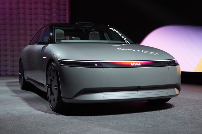 Mobil prototipe kendaraan listrik Afeela yang merupakan patungan antara Sony dan Honda Mobil prototipe kendaraan listrik Afeela yang merupakan perusahaan patungan antara Sony dan Honda dipamerkan saat konferensi pers Sony sebelum dimulainya acara teknologi CES di Las Vegas, Rabu (4/1/2023). Afeela yang merupakan mobil listrik produksi pertama perusahaan patungan Sony - Honda akan mulai dijual pertama kali di AS pada tahun 2026, kemudian Jepang dan Eropa di kemudian hari. Preorder dikatakan dibuka pada tahun 2025. (AP Photo/John Locher)
