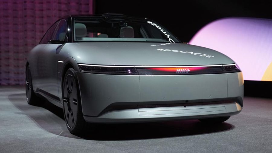Mobil prototipe kendaraan listrik Afeela yang merupakan perusahaan patungan antara Sony dan Honda dipamerkan saat konferensi pers Sony sebelum dimulainya acara teknologi CES di Las Vegas, Rabu (4/1/2023). Afeela yang merupakan mobil listrik produksi pertama perusahaan patungan Sony - Honda akan mulai dijual pertama kali di AS pada tahun 2026, kemudian Jepang dan Eropa di kemudian hari. Preorder dikatakan dibuka pada tahun 2025. (AP Photo/John Locher)