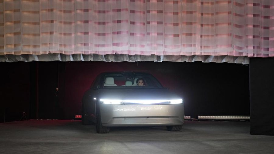Mobil prototipe kendaraan listrik Afeela yang merupakan perusahaan patungan antara Sony dan Honda dipamerkan saat konferensi pers Sony sebelum dimulainya acara teknologi CES di Las Vegas, Rabu (4/1/2023). Afeela yang merupakan mobil listrik produksi pertama perusahaan patungan Sony - Honda akan mulai dijual pertama kali di AS pada tahun 2026, kemudian Jepang dan Eropa di kemudian hari. Preorder dikatakan dibuka pada tahun 2025. (AP Photo/John Locher)
