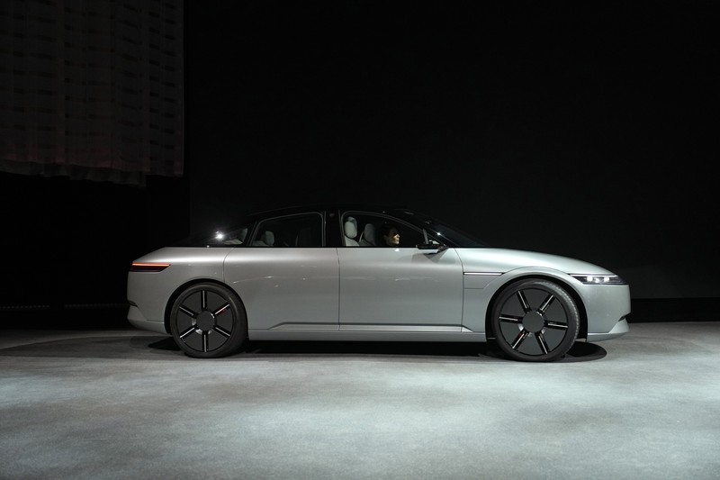 Mobil prototipe kendaraan listrik Afeela yang merupakan patungan antara Sony dan Honda Mobil prototipe kendaraan listrik Afeela yang merupakan perusahaan patungan antara Sony dan Honda dipamerkan saat konferensi pers Sony sebelum dimulainya acara teknologi CES di Las Vegas, Rabu (4/1/2023). Afeela yang merupakan mobil listrik produksi pertama perusahaan patungan Sony - Honda akan mulai dijual pertama kali di AS pada tahun 2026, kemudian Jepang dan Eropa di kemudian hari. Preorder dikatakan dibuka pada tahun 2025. (AP Photo/John Locher)
