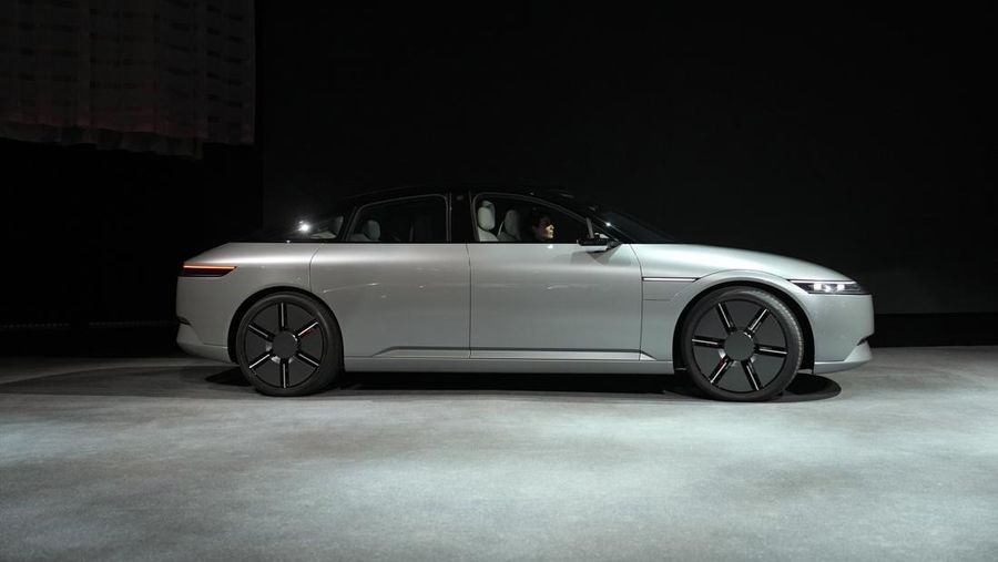 Mobil prototipe kendaraan listrik Afeela yang merupakan perusahaan patungan antara Sony dan Honda dipamerkan saat konferensi pers Sony sebelum dimulainya acara teknologi CES di Las Vegas, Rabu (4/1/2023). Afeela yang merupakan mobil listrik produksi pertama perusahaan patungan Sony - Honda akan mulai dijual pertama kali di AS pada tahun 2026, kemudian Jepang dan Eropa di kemudian hari. Preorder dikatakan dibuka pada tahun 2025. (AP Photo/John Locher)