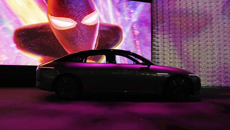 Mobil prototipe kendaraan listrik Afeela yang merupakan perusahaan patungan antara Sony dan Honda dipamerkan saat konferensi pers Sony sebelum dimulainya acara teknologi CES di Las Vegas, Rabu (4/1/2023). Afeela yang merupakan mobil listrik produksi pertama perusahaan patungan Sony - Honda akan mulai dijual pertama kali di AS pada tahun 2026, kemudian Jepang dan Eropa di kemudian hari. Preorder dikatakan dibuka pada tahun 2025. (AP Photo/John Locher)