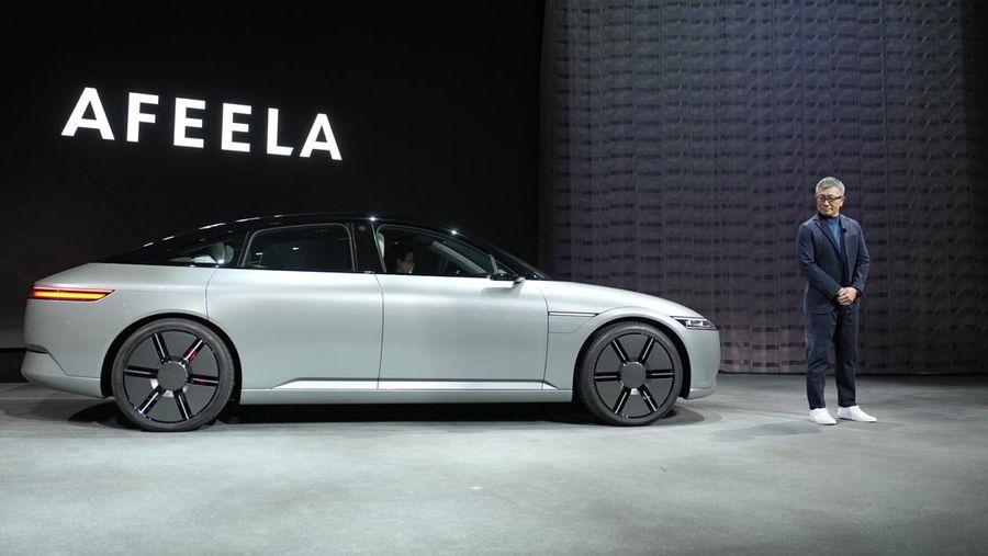 Mobil prototipe kendaraan listrik Afeela yang merupakan perusahaan patungan antara Sony dan Honda dipamerkan saat konferensi pers Sony sebelum dimulainya acara teknologi CES di Las Vegas, Rabu (4/1/2023). Afeela yang merupakan mobil listrik produksi pertama perusahaan patungan Sony - Honda akan mulai dijual pertama kali di AS pada tahun 2026, kemudian Jepang dan Eropa di kemudian hari. Preorder dikatakan dibuka pada tahun 2025. (AP Photo/John Locher)