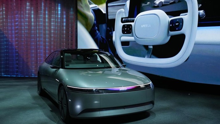 Mobil prototipe kendaraan listrik Afeela yang merupakan patungan antara Sony dan Honda Mobil prototipe kendaraan listrik Afeela yang merupakan perusahaan patungan antara Sony dan Honda dipamerkan saat konferensi pers Sony sebelum dimulainya acara teknologi CES di Las Vegas, Rabu (4/1/2023). Afeela yang merupakan mobil listrik produksi pertama perusahaan patungan Sony - Honda akan mulai dijual pertama kali di AS pada tahun 2026, kemudian Jepang dan Eropa di kemudian hari. Preorder dikatakan dibuka pada tahun 2025. (AP Photo/John Locher)
