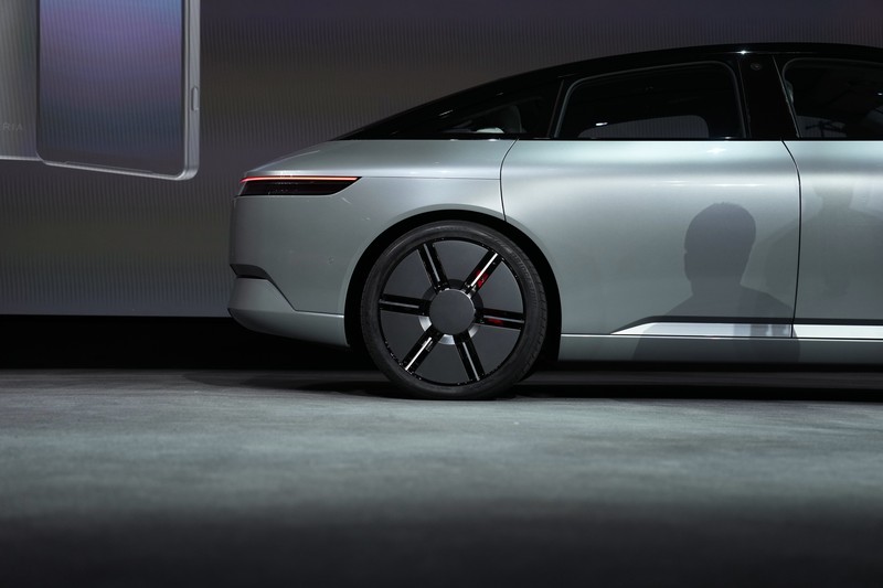 Mobil prototipe kendaraan listrik Afeela yang merupakan patungan antara Sony dan Honda Mobil prototipe kendaraan listrik Afeela yang merupakan perusahaan patungan antara Sony dan Honda dipamerkan saat konferensi pers Sony sebelum dimulainya acara teknologi CES di Las Vegas, Rabu (4/1/2023). Afeela yang merupakan mobil listrik produksi pertama perusahaan patungan Sony - Honda akan mulai dijual pertama kali di AS pada tahun 2026, kemudian Jepang dan Eropa di kemudian hari. Preorder dikatakan dibuka pada tahun 2025. (AP Photo/John Locher)