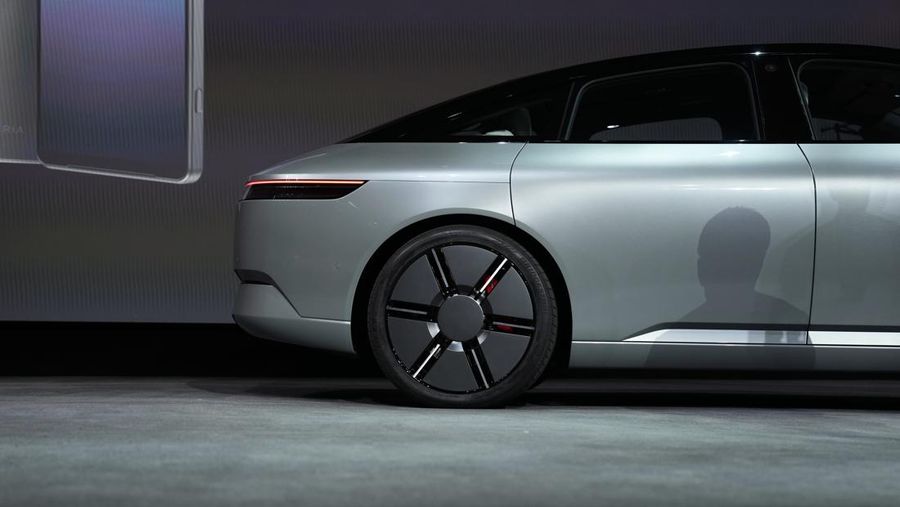 Mobil prototipe kendaraan listrik Afeela yang merupakan perusahaan patungan antara Sony dan Honda dipamerkan saat konferensi pers Sony sebelum dimulainya acara teknologi CES di Las Vegas, Rabu (4/1/2023). Afeela yang merupakan mobil listrik produksi pertama perusahaan patungan Sony - Honda akan mulai dijual pertama kali di AS pada tahun 2026, kemudian Jepang dan Eropa di kemudian hari. Preorder dikatakan dibuka pada tahun 2025. (AP Photo/John Locher)