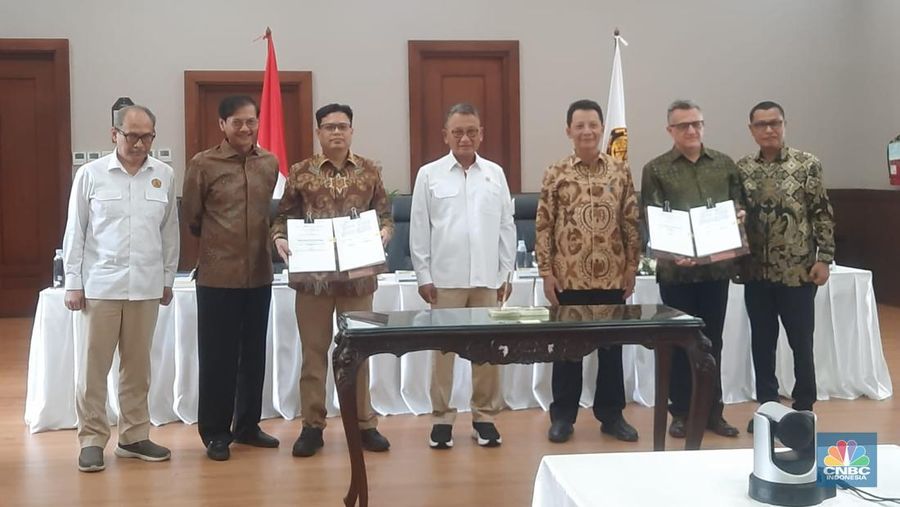 Penandatanganan Wilayah Kerja Migas Meulaboh dan WK Singkil Oleh Menteri ESDM Arifin Tasrif dan Conrad Energy. (CNBC Indonesia/Firda Dwi Muliawa)
