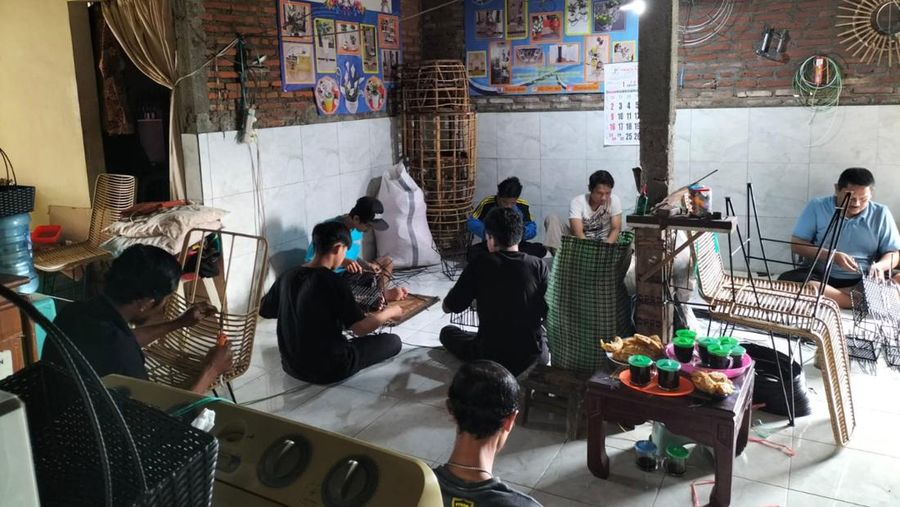 Pengusaha anyaman rotan asal Malang Misriwati Agustina (57) berhasil mengembangkan industrinya di tengah berbagai tantangan yang dihadapi.