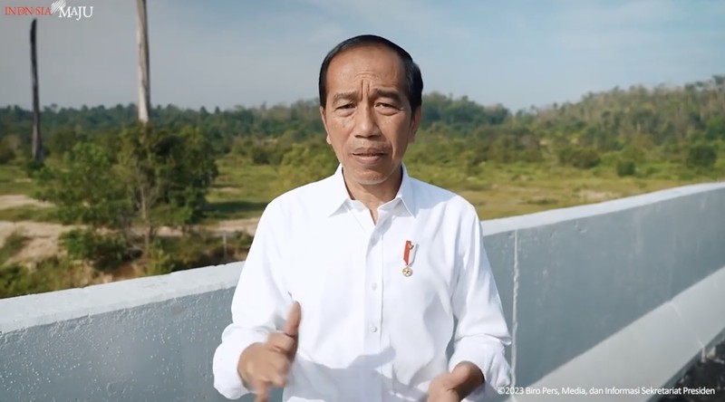 Presiden Joko Widodo (Jokowi) setelah meninjau perlintasan gajah di KM 12 ruas tol Pekanbaru-Dumai Presiden Joko Widodo (Jokowi) setelah meninjau perlintasan gajah di KM 12 ruas tol Pekanbaru-Dumai, pada Kamis, 5 Januari 2023. (Foto: BPMI Setpres/Laily Rachev)