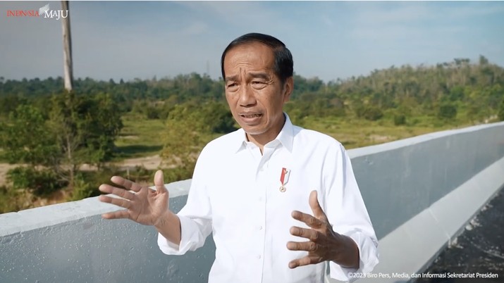 Presiden Joko Widodo (Jokowi) memberikan keteranga pers saat Tinjau Terowongan Gajah di Jalan Tol Pekanbaru Dumai (5/1/2023). (Tangkapan layar via Youtube Sekretariat Kabinet RI)
