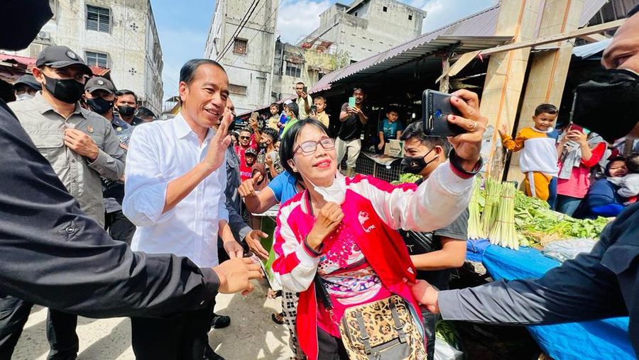 Presiden Joko Widodo meninjau aktivitas perekonomian di Pasar Bunda Sri Mersing, Kota Dumai, pada Kamis, 5 Januari 2023. (Foto: Laily Rachev - Biro Pers Sekretariat Presiden)