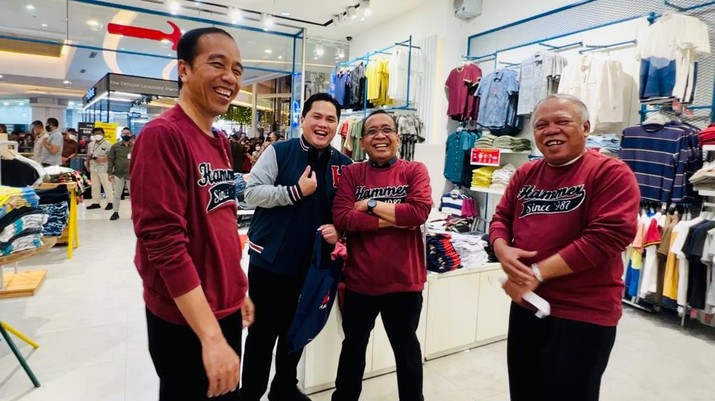 Presiden Joko Widodo menyapa warga Kota Pekanbaru di Mal Living World Presiden Joko Widodo menyapa warga Kota Pekanbaru di Mal Living World di Jalan Soekarno Hatta, Kota Pekanbaru, pada Rabu malam (4/1/2023). Saat melewati sebuah outlet pakaian lokal Hammer, Presiden bersama para menteri kemudian memasuki outlet tersebut dan memilih-milih sejumlah pakaian yang dipajang di sana. (Foto: BPMI Setpres/Laily Rachev)
