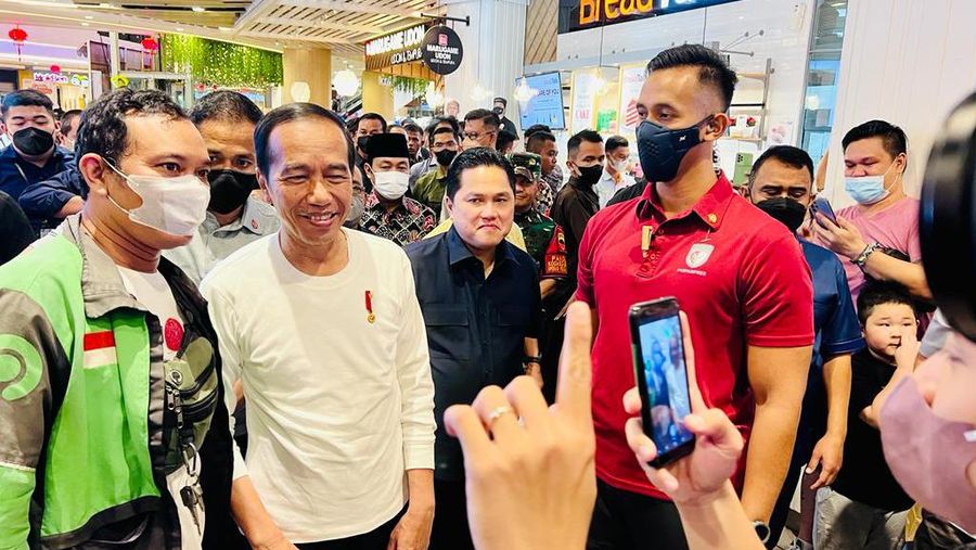 Presiden Joko Widodo menyapa warga Kota Pekanbaru di Mal Living World di Jalan Soekarno Hatta, Kota Pekanbaru, pada Rabu malam (4/1/2023). Saat melewati sebuah outlet pakaian lokal Hammer, Presiden bersama para menteri kemudian memasuki outlet tersebut dan memilih-milih sejumlah pakaian yang dipajang di sana. (Foto: BPMI Setpres/Laily Rachev)