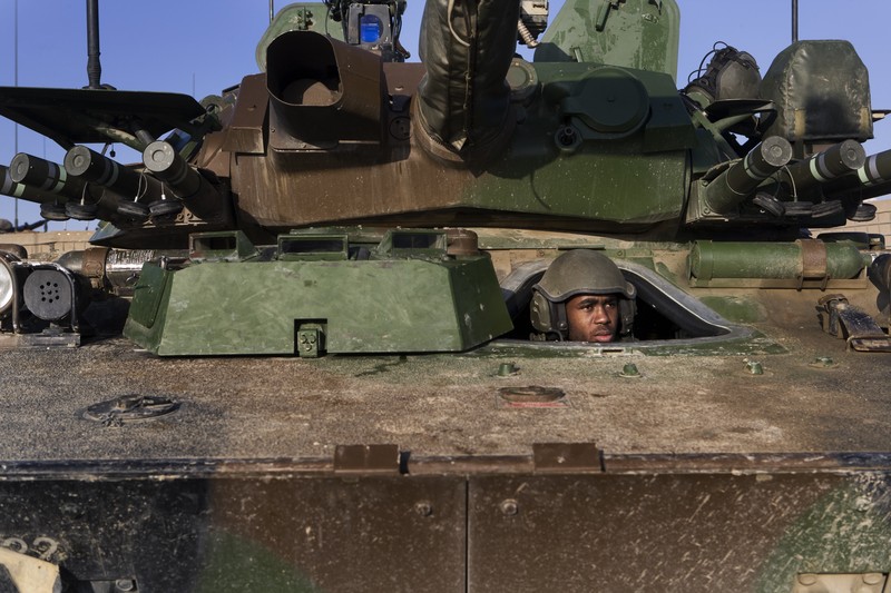 Tentara Prancis mengendarai kendaraan lapis baja AMX-10 RC Tentara Prancis mengendarai kendaraan lapis baja AMX-10 RC saat mereka ikut serta dalam demonstrasi di pameran perdagangan pertahanan dan keamanan darat dan udara internasional Eurosatory, di Villepinte, pinggiran utara Paris, pada 12 Juni 2022. (Photo by EMMANUEL DUNAND/AFP via Getty Images)