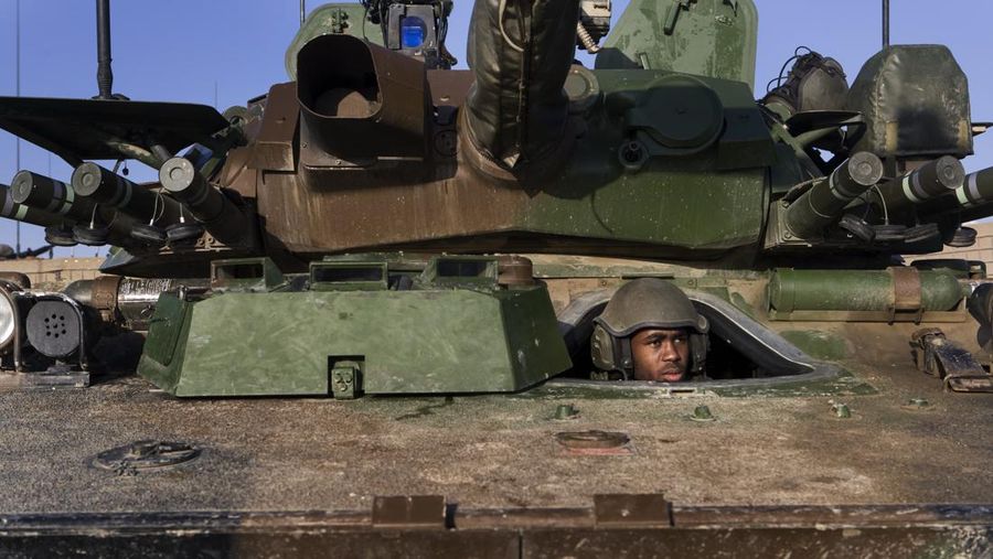 Tentara Prancis mengendarai kendaraan lapis baja AMX-10 RC saat mereka ikut serta dalam demonstrasi di pameran perdagangan pertahanan dan keamanan darat dan udara internasional Eurosatory, di Villepinte, pinggiran utara Paris, pada 12 Juni 2022. (Photo by EMMANUEL DUNAND/AFP via Getty Images)