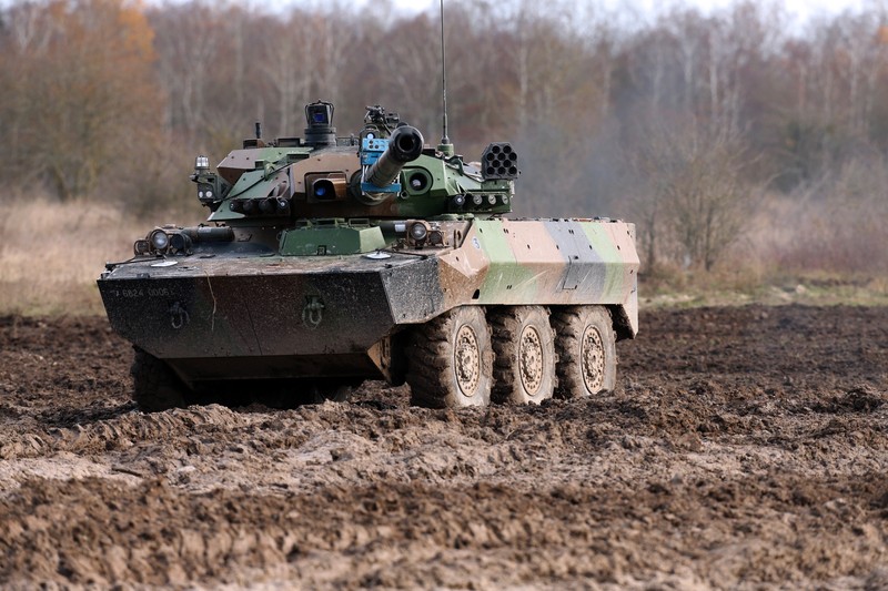 Tentara Prancis mengendarai kendaraan lapis baja AMX-10 RC saat mereka ikut serta dalam demonstrasi di pameran perdagangan pertahanan dan keamanan darat dan udara internasional Eurosatory, di Villepinte, pinggiran utara Paris, pada 12 Juni 2022. (Photo by EMMANUEL DUNAND/AFP via Getty Images)