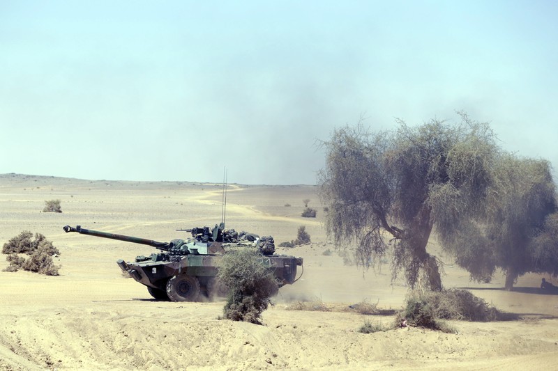 Tentara Prancis mengendarai kendaraan lapis baja AMX-10 RC saat mereka ikut serta dalam demonstrasi di pameran perdagangan pertahanan dan keamanan darat dan udara internasional Eurosatory, di Villepinte, pinggiran utara Paris, pada 12 Juni 2022. (Photo by EMMANUEL DUNAND/AFP via Getty Images)