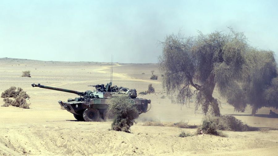 Tentara Prancis mengendarai kendaraan lapis baja AMX-10 RC saat mereka ikut serta dalam demonstrasi di pameran perdagangan pertahanan dan keamanan darat dan udara internasional Eurosatory, di Villepinte, pinggiran utara Paris, pada 12 Juni 2022. (Photo by EMMANUEL DUNAND/AFP via Getty Images)