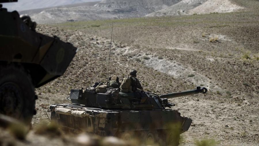 Tentara Prancis mengendarai kendaraan lapis baja AMX-10 RC saat mereka ikut serta dalam demonstrasi di pameran perdagangan pertahanan dan keamanan darat dan udara internasional Eurosatory, di Villepinte, pinggiran utara Paris, pada 12 Juni 2022. (Photo by EMMANUEL DUNAND/AFP via Getty Images)