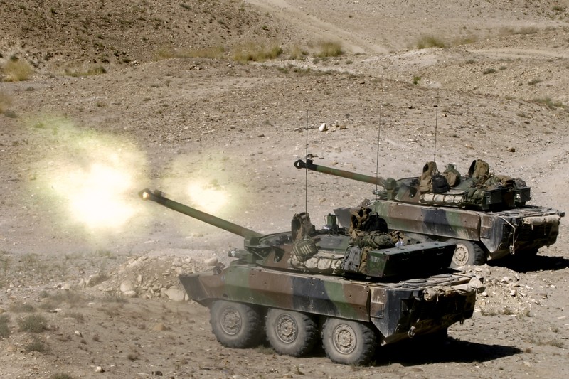 Tentara Prancis mengendarai kendaraan lapis baja AMX-10 RC saat mereka ikut serta dalam demonstrasi di pameran perdagangan pertahanan dan keamanan darat dan udara internasional Eurosatory, di Villepinte, pinggiran utara Paris, pada 12 Juni 2022. (Photo by EMMANUEL DUNAND/AFP via Getty Images)