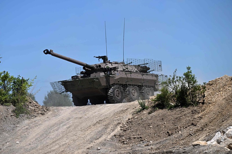 Tentara Prancis mengendarai kendaraan lapis baja AMX-10 RC saat mereka ikut serta dalam demonstrasi di pameran perdagangan pertahanan dan keamanan darat dan udara internasional Eurosatory, di Villepinte, pinggiran utara Paris, pada 12 Juni 2022. (Photo by EMMANUEL DUNAND/AFP via Getty Images)