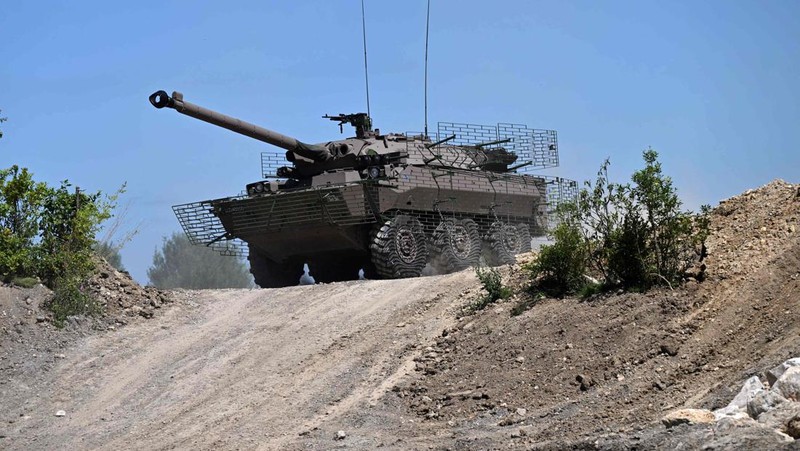 Tentara Prancis mengendarai kendaraan lapis baja AMX-10 RC saat mereka ikut serta dalam demonstrasi di pameran perdagangan pertahanan dan keamanan darat dan udara internasional Eurosatory, di Villepinte, pinggiran utara Paris, pada 12 Juni 2022. (Photo by EMMANUEL DUNAND/AFP via Getty Images)
