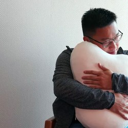 Peluk 'Bantal Getar' Ini Bisa Kurangi Kecemasan, Berani Coba?