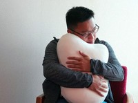 Peluk 'Bantal Getar' Ini Bisa Kurangi Kecemasan, Berani Coba?