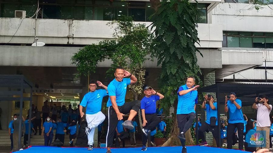 Dalam upayanya untuk menciptakan lingkungan kerja yang lebih sehat, Menteri Perdagangan (Mendag) Zulkifli Hasan melakukan senam pagi bersama seluruh jajaran di bawahnya di lapangan parkir Kementerian Perdagangan, pada hari ini, Jumat (6/1/2023). (CNBC Indonesia/Martyasari Rizky)