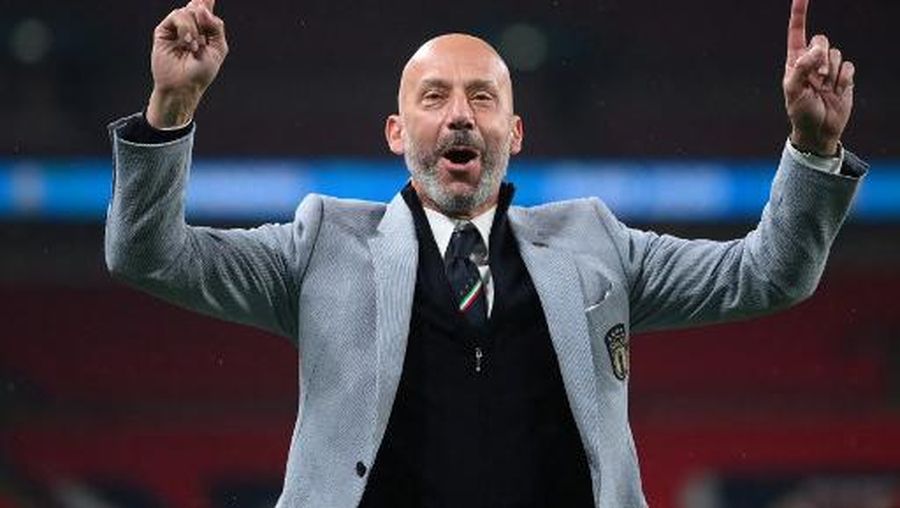 (FILES) In this file photo taken on July 12, 2021 Italy's delegation chief Gianluca Vialli greets supporters after Italy won the UEFA EURO 2020 final football match between Italy and England at the Wembley Stadium in London on July 11, 2021. - Former Italian international Gianluca Vialli died, his ex-club Sampdoria said on January 6, 2023. (Photo by Laurence Griffiths / POOL / AFP)