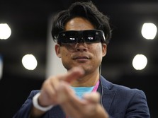 A person demonstrates the SushiCraft augmented reality sushi making game on Nreal Light augmented reality glasses. (AP Photo/John Locher)