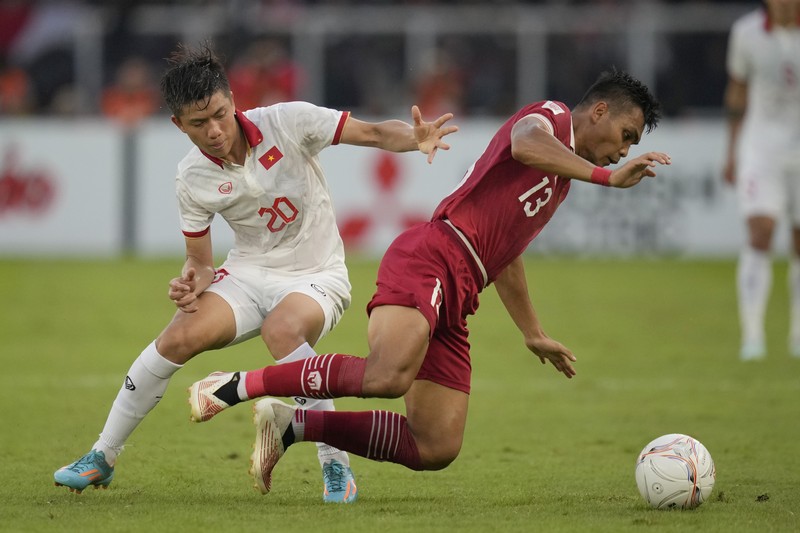 Indonesia Vietnam AFF Soccer Vietnam's Phan Van Duc, left, battles for the ball against Indonesia's Rachmat Irianto during their first leg of ASEAN Football Federation (AFF) Cup 2022 semifinal soccer match at Gelora Bung Karno Main Stadium in Jakarta, Indonesia, Friday, Jan. 6, 2023. (AP Photo/Achmad Ibrahim)