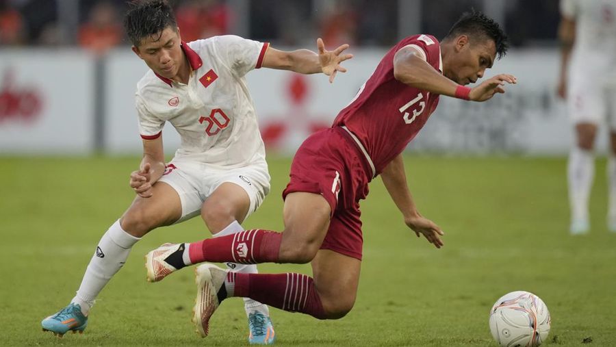 Vietnam's Phan Van Duc, left, battles for the ball against Indonesia's Rachmat Irianto during their first leg of ASEAN Football Federation (AFF) Cup 2022 semifinal soccer match at Gelora Bung Karno Main Stadium in Jakarta, Indonesia, Friday, Jan. 6, 2023. (AP Photo/Achmad Ibrahim)