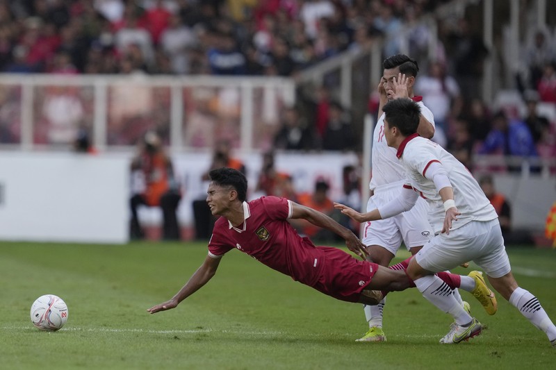 Indonesia Vietnam AFF Soccer Vietnam's Phan Van Duc, left, battles for the ball against Indonesia's Rachmat Irianto during their first leg of ASEAN Football Federation (AFF) Cup 2022 semifinal soccer match at Gelora Bung Karno Main Stadium in Jakarta, Indonesia, Friday, Jan. 6, 2023. (AP Photo/Achmad Ibrahim)
