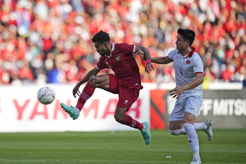 Indonesia Vietnam AFF Soccer Vietnam's Phan Van Duc, left, battles for the ball against Indonesia's Rachmat Irianto during their first leg of ASEAN Football Federation (AFF) Cup 2022 semifinal soccer match at Gelora Bung Karno Main Stadium in Jakarta, Indonesia, Friday, Jan. 6, 2023. (AP Photo/Achmad Ibrahim)