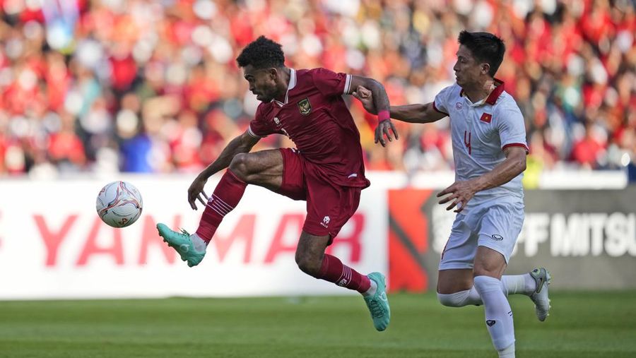 Vietnam's Phan Van Duc, left, battles for the ball against Indonesia's Rachmat Irianto during their first leg of ASEAN Football Federation (AFF) Cup 2022 semifinal soccer match at Gelora Bung Karno Main Stadium in Jakarta, Indonesia, Friday, Jan. 6, 2023. (AP Photo/Achmad Ibrahim)