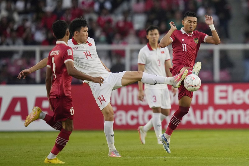 Indonesia Vietnam AFF Soccer Vietnam's Phan Van Duc, left, battles for the ball against Indonesia's Rachmat Irianto during their first leg of ASEAN Football Federation (AFF) Cup 2022 semifinal soccer match at Gelora Bung Karno Main Stadium in Jakarta, Indonesia, Friday, Jan. 6, 2023. (AP Photo/Achmad Ibrahim)