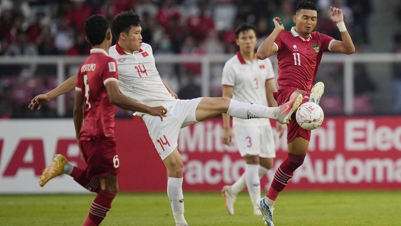 Vietnam's Phan Van Duc, left, battles for the ball against Indonesia's Rachmat Irianto during their first leg of ASEAN Football Federation (AFF) Cup 2022 semifinal soccer match at Gelora Bung Karno Main Stadium in Jakarta, Indonesia, Friday, Jan. 6, 2023. (AP Photo/Achmad Ibrahim)