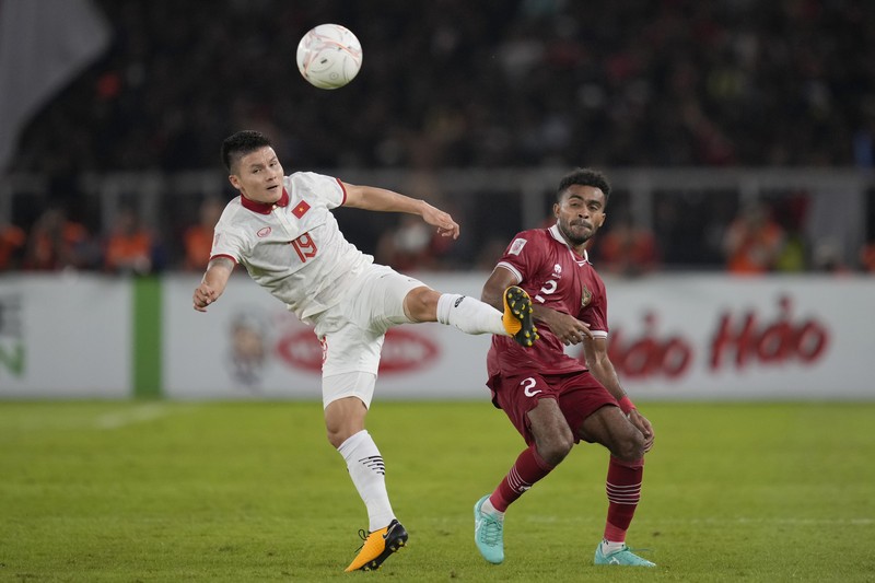 Indonesia Vietnam AFF Soccer Vietnam's Phan Van Duc, left, battles for the ball against Indonesia's Rachmat Irianto during their first leg of ASEAN Football Federation (AFF) Cup 2022 semifinal soccer match at Gelora Bung Karno Main Stadium in Jakarta, Indonesia, Friday, Jan. 6, 2023. (AP Photo/Achmad Ibrahim)