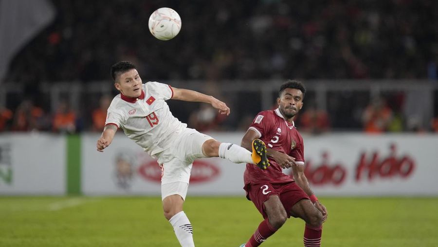 Vietnam's Phan Van Duc, left, battles for the ball against Indonesia's Rachmat Irianto during their first leg of ASEAN Football Federation (AFF) Cup 2022 semifinal soccer match at Gelora Bung Karno Main Stadium in Jakarta, Indonesia, Friday, Jan. 6, 2023. (AP Photo/Achmad Ibrahim)