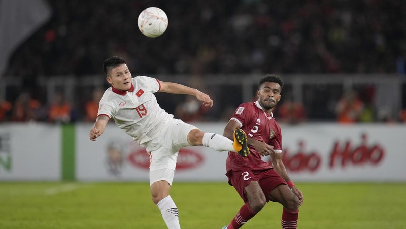 Vietnam's Phan Van Duc, left, battles for the ball against Indonesia's Rachmat Irianto during their first leg of ASEAN Football Federation (AFF) Cup 2022 semifinal soccer match at Gelora Bung Karno Main Stadium in Jakarta, Indonesia, Friday, Jan. 6, 2023. (AP Photo/Achmad Ibrahim)