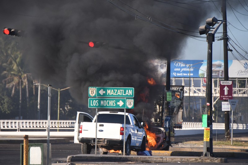 Kendaraan yang terbakar terlihat menghalangi jalan setelah gembong narkoba Ovidio Guzman ditangkap, di Culiacan, Sinaloa, Meksiko 5 Januari 2023. Kendaraan yang terbakar terlihat menghalangi jalan setelah gembong narkoba Ovidio Guzman ditangkap, di Culiacan, Sinaloa, Meksiko 5 Januari 2023. (Revista Espejo/Leo Espinoza/Handout via REUTERS)