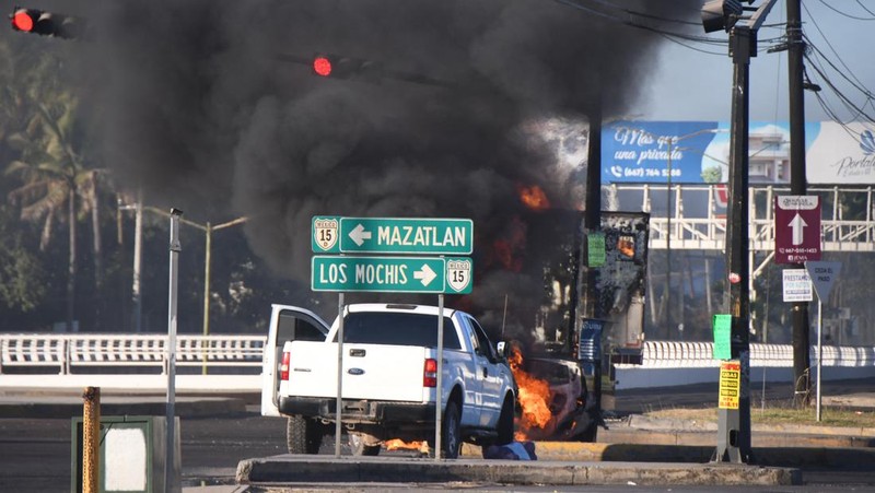 Kendaraan yang terbakar terlihat menghalangi jalan setelah gembong narkoba Ovidio Guzman ditangkap, di Culiacan, Sinaloa, Meksiko 5 Januari 2023. (Revista Espejo/Leo Espinoza/Handout via REUTERS)