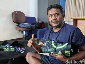 Sosok Bule di Balik Kinclongnya Sepatu dan Jersey Pemain Persib