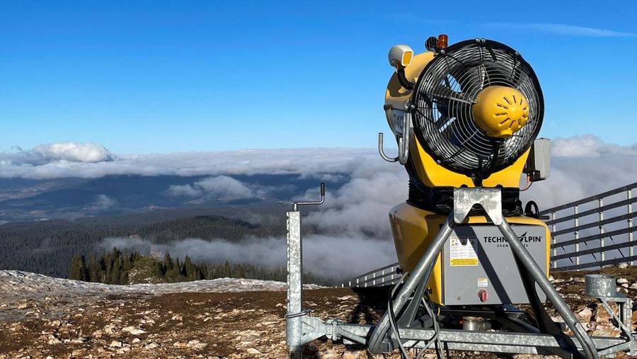 Pusat ski di gunung Jahorina terlihat di Sarajevo, Bosnia dan Herzegovina 4 Januari 2023. (REUTERS/Kirsten Donovan)